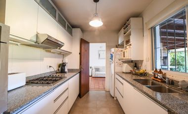 Casa de 4 dormitorios en venta parrillero galería jardín Fisherton