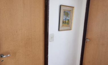 Casa en  venta, tres plantas, 4 dormitorios, baños 3, living comedor, quincho, espacio para uso profesional