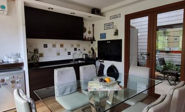 Casa en  venta, tres plantas, 4 dormitorios, baños 3, living comedor, quincho, espacio para uso profesional