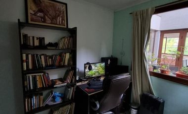 Casa en  venta, tres plantas, 4 dormitorios, baños 3, living comedor, quincho, espacio para uso profesional