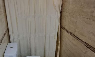 Casa en  venta, tres plantas, 4 dormitorios, baños 3, living comedor, quincho, espacio para uso profesional