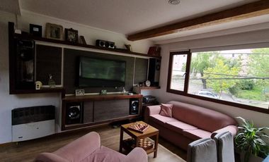 Casa en  venta, tres plantas, 4 dormitorios, baños 3, living comedor, quincho, espacio para uso profesional