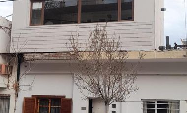 Casa en  venta, tres plantas, 4 dormitorios, baños 3, living comedor, quincho, espacio para uso profesional