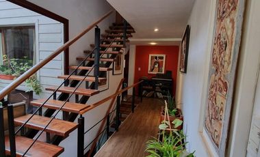 Casa en  venta, tres plantas, 4 dormitorios, baños 3, living comedor, quincho, espacio para uso profesional