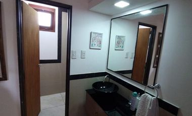 Casa en  venta, tres plantas, 4 dormitorios, baños 3, living comedor, quincho, espacio para uso profesional