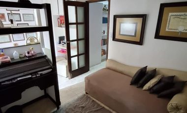 Casa en  venta, tres plantas, 4 dormitorios, baños 3, living comedor, quincho, espacio para uso profesional