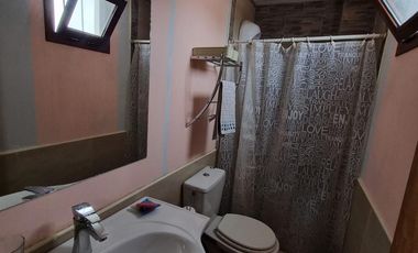 Casa en  venta, tres plantas, 4 dormitorios, baños 3, living comedor, quincho, espacio para uso profesional