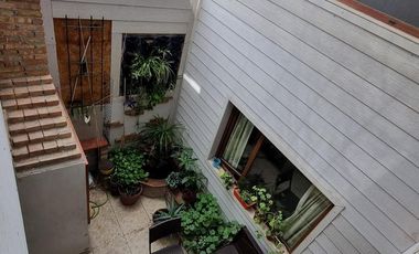 Casa en  venta, tres plantas, 4 dormitorios, baños 3, living comedor, quincho, espacio para uso profesional