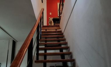 Casa en  venta, tres plantas, 4 dormitorios, baños 3, living comedor, quincho, espacio para uso profesional