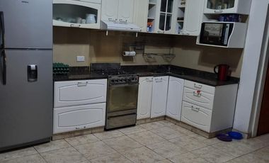 Casa en  venta, tres plantas, 4 dormitorios, baños 3, living comedor, quincho, espacio para uso profesional