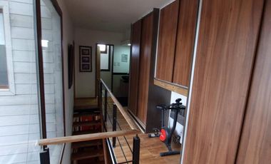 Casa en  venta, tres plantas, 4 dormitorios, baños 3, living comedor, quincho, espacio para uso profesional