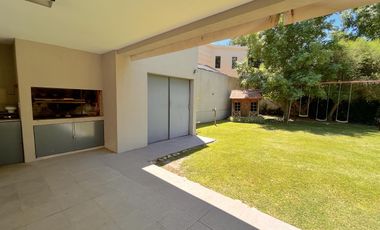 Importante Casa en 2 Plantas con Piscina en Venta sobre lote de 700 m2