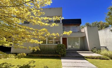 Importante Casa en 2 Plantas con Piscina en Venta sobre lote de 700 m2