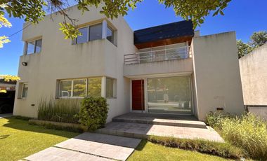 Importante Casa en 2 Plantas con Piscina en Venta sobre lote de 700 m2