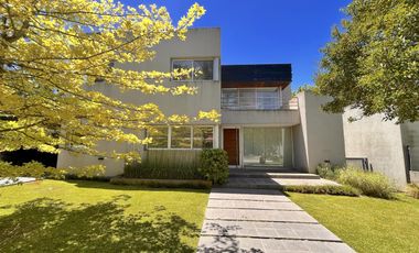 Importante Casa en 2 Plantas con Piscina en Venta sobre lote de 700 m2