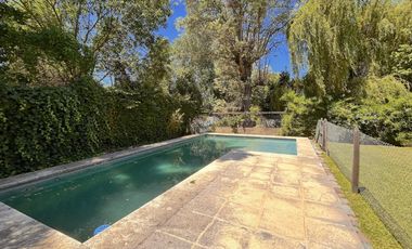 Importante Casa en 2 Plantas con Piscina en Venta sobre lote de 700 m2