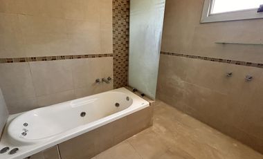 Importante Casa en 2 Plantas con Piscina en Venta sobre lote de 700 m2