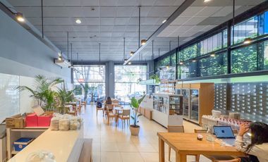 Galpón con espacio aéreo, local, oficinas, entrada vehicular, zona centro