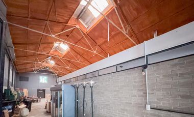 Galpón con espacio aéreo, local, oficinas, entrada vehicular, zona centro