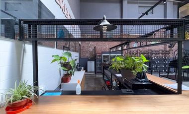 Galpón con espacio aéreo, local, oficinas, entrada vehicular, zona centro