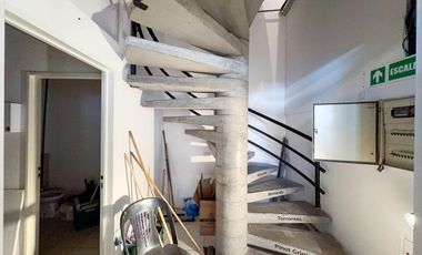 Galpón con espacio aéreo, local, oficinas, entrada vehicular, zona centro