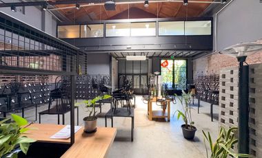 Galpón con espacio aéreo, local, oficinas, entrada vehicular, zona centro