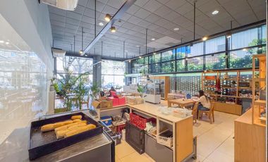 Galpón con espacio aéreo, local, oficinas, entrada vehicular, zona centro