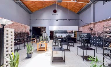 Galpón con espacio aéreo, local, oficinas, entrada vehicular, zona centro