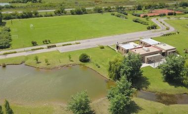 LOTE A LA LAGUNA EN VENTA  860m2 - CRUZ DEL SUR CANNING