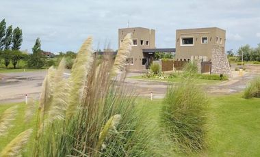 LOTE A LA LAGUNA EN VENTA  860m2 - CRUZ DEL SUR CANNING