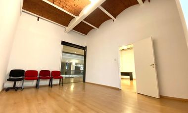 Oficina en alquiler y venta con 2 cocheras Centro