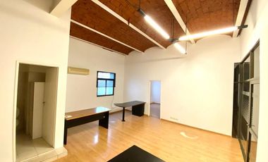 Oficina en alquiler y venta con 2 cocheras Centro