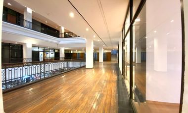 Oficina en alquiler y venta con 2 cocheras Centro