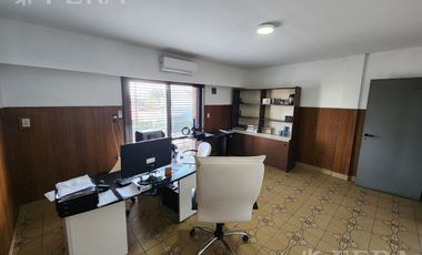 Venta de casa con local y cochera en Wilde