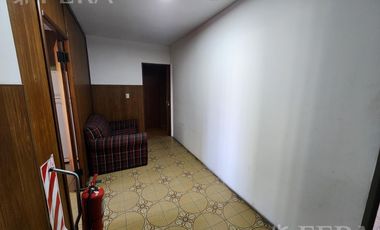 Venta de casa con local y cochera en Wilde