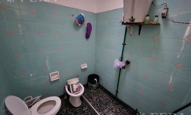 Venta de casa con local y cochera en Wilde