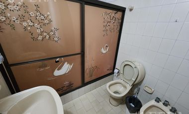 Venta de casa con local y cochera en Wilde