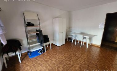 Venta de casa con local y cochera en Wilde