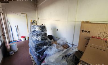 Venta de casa con local y cochera en Wilde