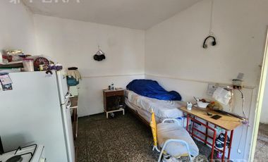 Venta de casa con local y cochera en Wilde