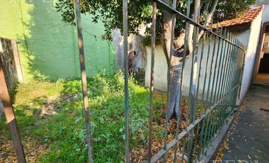 Venta de casa con local y cochera en Wilde