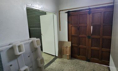 Venta de casa con local y cochera en Wilde