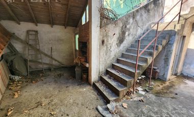 Venta de casa con local y cochera en Wilde