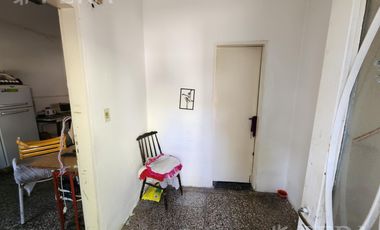 Venta de casa con local y cochera en Wilde