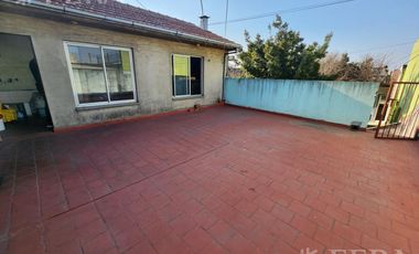 Venta de casa con local y cochera en Wilde