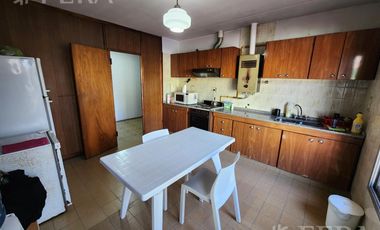 Venta de casa con local y cochera en Wilde