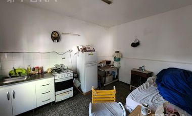 Venta de casa con local y cochera en Wilde