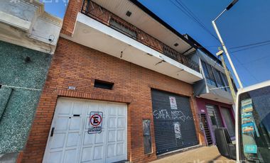 Venta de casa con local y cochera en Wilde