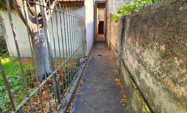 Venta de casa con local y cochera en Wilde