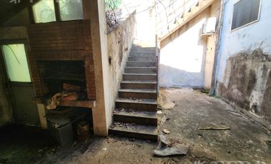Venta de casa con local y cochera en Wilde